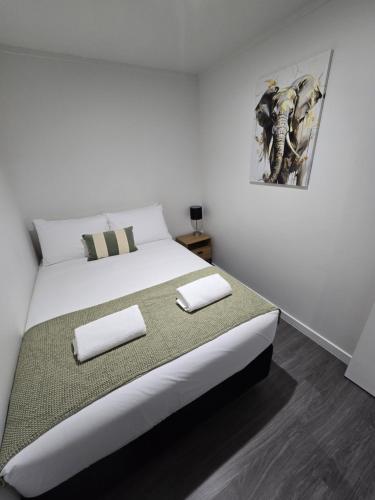 Postel nebo postele na pokoji v ubytování Microtel Lodge