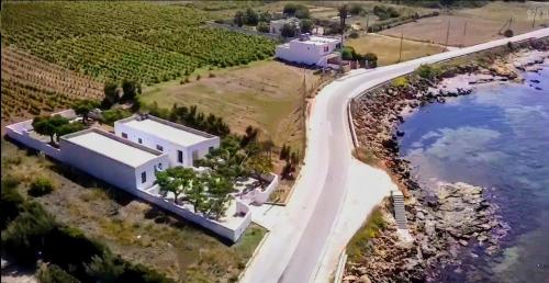 vista aerea di un edificio accanto a una strada di Ad un passo dal Mare a Petrosino