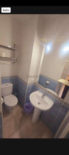un bagno con un water bianco e un lavandino di Studio SeaGarden a Benalmádena