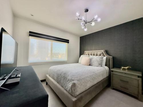 En eller flere senge i et værelse på Aqua Tower 3BR-3BA Beachfront Condo in Playas de Tijuana