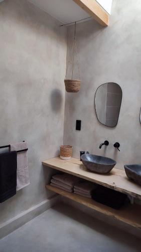 a bathroom with a sink and a mirror at Sfeervolle kamer in historisch Dordrecht vlakbij centraal station in Dordrecht
