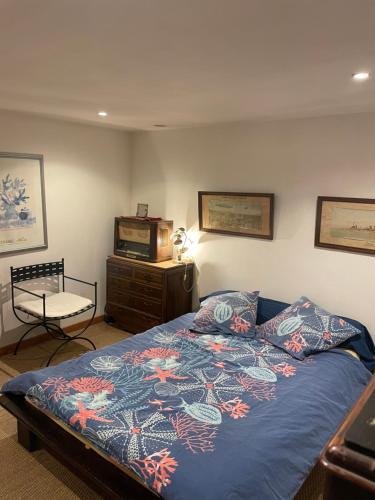 une chambre avec un lit et une télévision dans l'établissement appartement centre ville, à Boulogne-sur-Mer