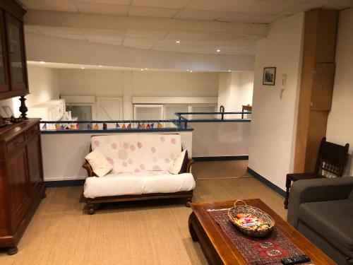 un salon avec un canapé et une table dans l'établissement appartement centre ville, à Boulogne-sur-Mer