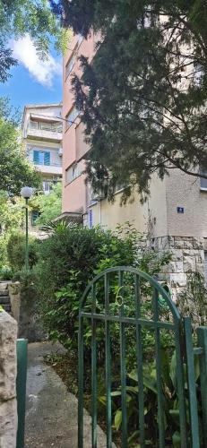 a green metal gate in front of a building at LaMar Bačvice in Split