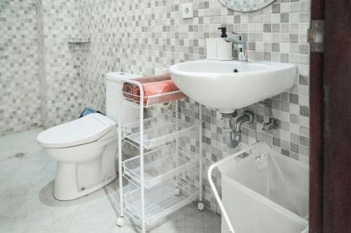 Ένα μπάνιο στο Ava Guesthouse #2 - Cozy Room with Desk&Kitchenette