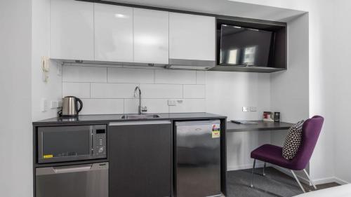 H on Mitchell Apartment Hotelにあるキッチンまたは簡易キッチン