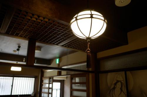 a light hanging from the ceiling of a room at Machiya-Hotel Kyoto-ba 町屋ホテル 京都宿 in Kyoto