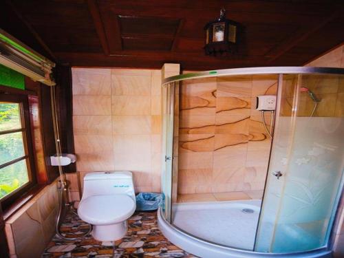 une petite salle de bain avec toilettes et douche dans l'établissement Rommai Reunngam Resort, à Ban Chang Kham Luang