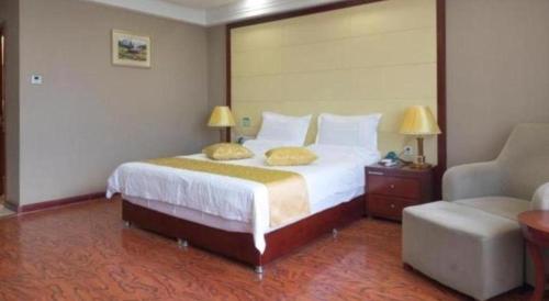 a hotel room with a bed and a couch at GreenTree Inn Taiyuan PinGYAng Road Business Hotel in Taiyuan