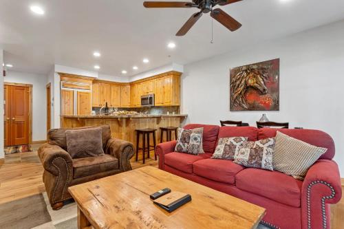 Posezení v ubytování Trail's End Lodge At Deer Valley Resort - One Bedroom Residence With Spa #104