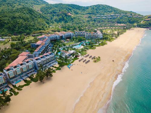 vista aerea sul resort e sulla spiaggia di Angsana Lang Co a Lăng Cô