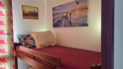 Cette petite chambre comprend un lit. dans l'établissement Studio 4 pers 100m plage et commerces, au Cap d'Agde
