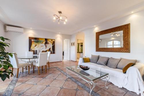 una sala de estar con un sofá y una mesa en Nadia By Terry's Homes, en Cannes