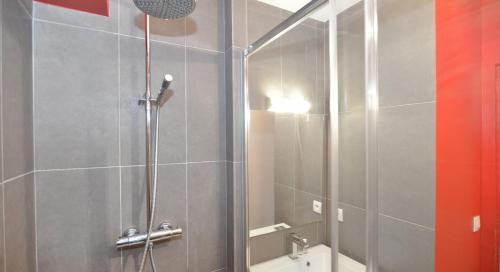 リヨンにあるAppart' Mazenodのバスルーム(シャワー、トイレ付)