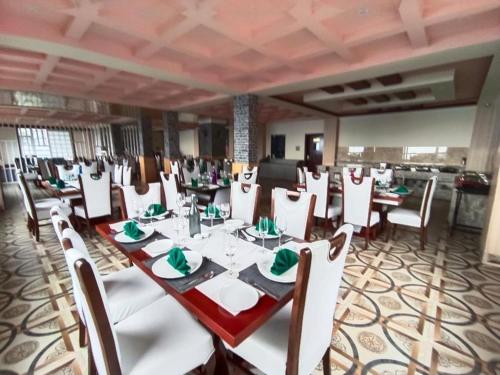 ห้องอาหารหรือที่รับประทานอาหารของ Staynest Retreat and Spa Gangtok with Parking & Swimming Pool