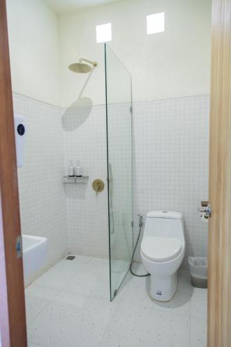 a bathroom with a toilet and a glass shower at Mamori House at Kohlarn in Ko Larn