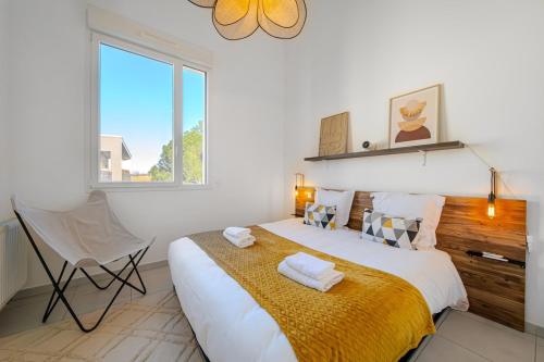 une chambre blanche avec un grand lit et une fenêtre dans l'établissement Skyview 360 - Rooftop - 3 Terrasses - Parking - Climatisation, à Saint-Jean-de-Védas