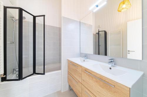 une salle de bain avec un lavabo et un miroir dans l'établissement Skyview 360 - Rooftop - 3 Terrasses - Parking - Climatisation, à Saint-Jean-de-Védas