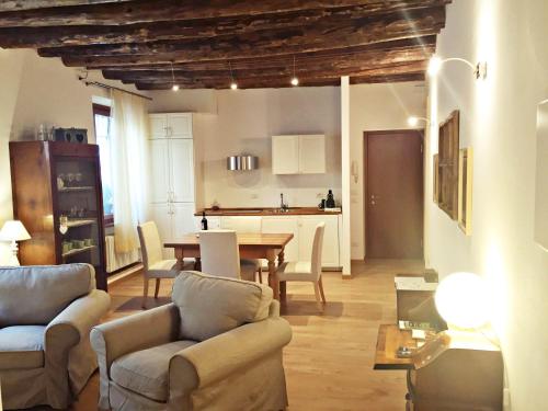 een woonkamer met een tafel en stoelen en een keuken bij Wallace Luxury Home in Verona