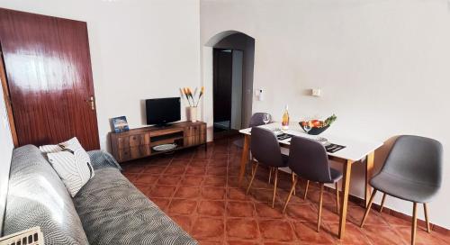 Телевизор и/или развлекательный центр в Sellianos Apartment In Kalyves -BY APOKORONAS VILLAS