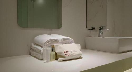 ソウルにあるBobo Hotel Hongdaeのバスルーム(シンク、タオル付)