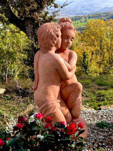 a statue of two boys sitting on a rock at Poggelleri la cartolina su Poppi e le colline toscane in Poppi