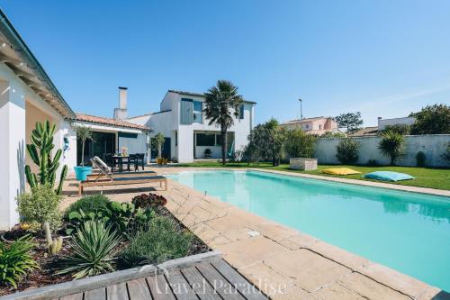une piscine dans l'arrière-cour d'une maison dans l'établissement Villa Salines, aux Portes