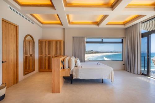 Postel nebo postele na pokoji v ubytování Cabo Break Hotel