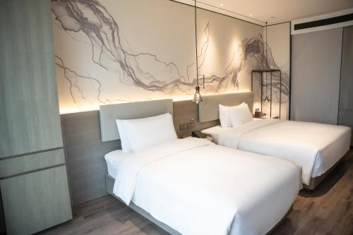 Ein Bett oder Betten in einem Zimmer der Unterkunft Yunheyebo Hotel - South Gate of Bell and Drum Tower
