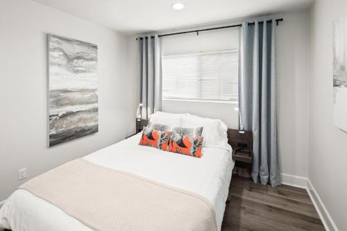 a bedroom with a bed and a window at Modern 1 BR Beach Waves and Sunshine in San Diego
