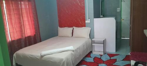 une petite chambre avec un lit et une fenêtre dans l'établissement Accommodation AirB&B Fiji, à Nadi