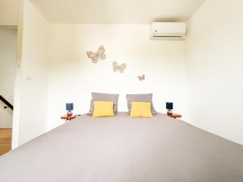a room with butterflies on the wall at La Ŵilla, piscine et parking privatisées, accès mer, sentiers et volcans!! in Saint-Joseph