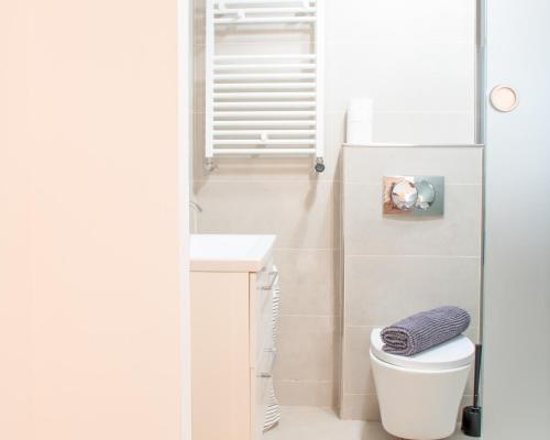 Koupelna v ubytování Fantabulous Downtown Abode w King Bed, 65" TV, Washer and Tumble Dryer