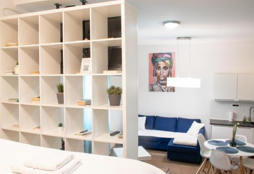 Posezení v ubytování Fantabulous Downtown Abode w King Bed, 65" TV, Washer and Tumble Dryer
