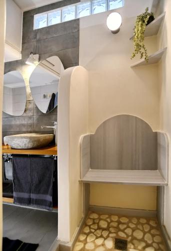 a kitchen with a large archway in the wall at FantaSea Apartment in Vlikhón