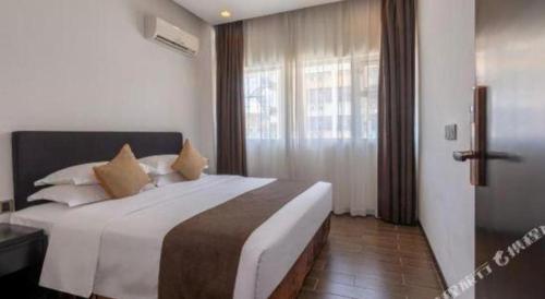 a bedroom with a large bed and a window at H Life Hotel Nanshan Branch in Shenzhen