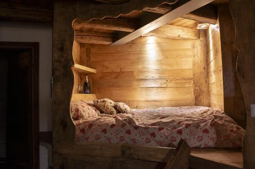 A bed or beds in a room at Case Gran Paradiso di Charme Villaggio La Barmaz