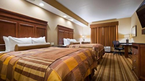 Ένα ή περισσότερα κρεβάτια σε δωμάτιο στο Best Western Plus KC Speedway Inn & Suites