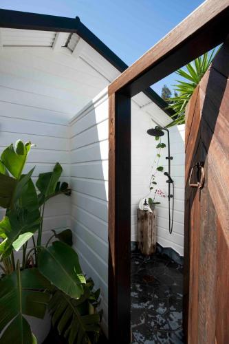 Ein Garten an der Unterkunft The Black Ace Residence Heated Magnesium Pool Avalon Beach