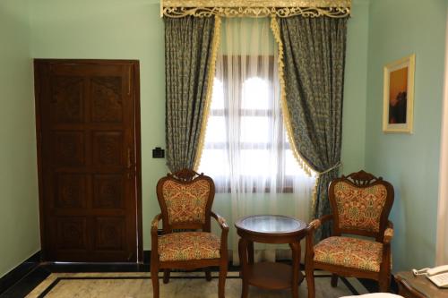 Ein Sitzbereich in der Unterkunft Revanta Suites