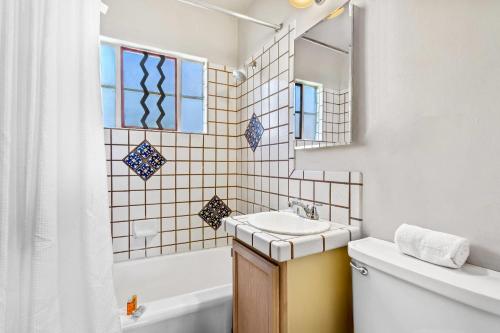 Bilik mandi di Casas de Suenos Old Town Historic Inn, an Ascend Collection Hotel