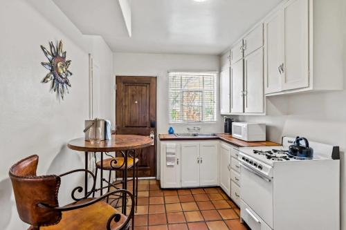 Dapur atau dapur kecil di Casas de Suenos Old Town Historic Inn, an Ascend Collection Hotel