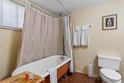 Bilik mandi di Casas de Suenos Old Town Historic Inn, an Ascend Collection Hotel