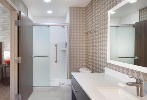 Ένα μπάνιο στο Home2 Suites By Hilton Jackson