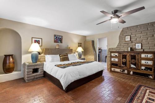 Katil atau katil-katil dalam bilik di Casas de Suenos Old Town Historic Inn, an Ascend Collection Hotel