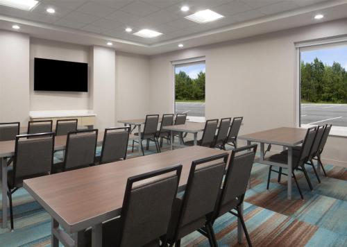 Televisyen dan/atau pusat hiburan di Home2 Suites By Hilton Jackson