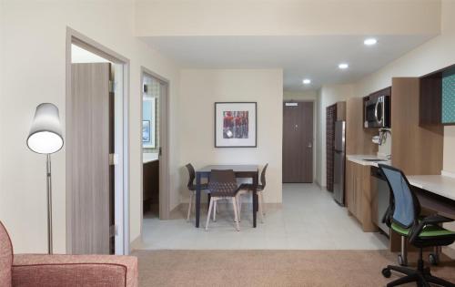 Televisyen dan/atau pusat hiburan di Home2 Suites By Hilton Jackson