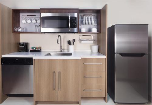 Dapur atau dapur kecil di Home2 Suites By Hilton Jackson