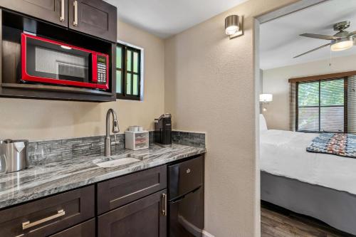 Dapur atau dapur kecil di Casas de Suenos Old Town Historic Inn, an Ascend Collection Hotel