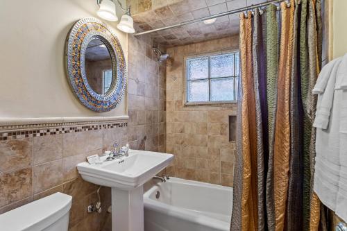 Bilik mandi di Casas de Suenos Old Town Historic Inn, an Ascend Collection Hotel
